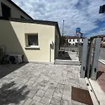 Casa Rielta, Tram E Parking